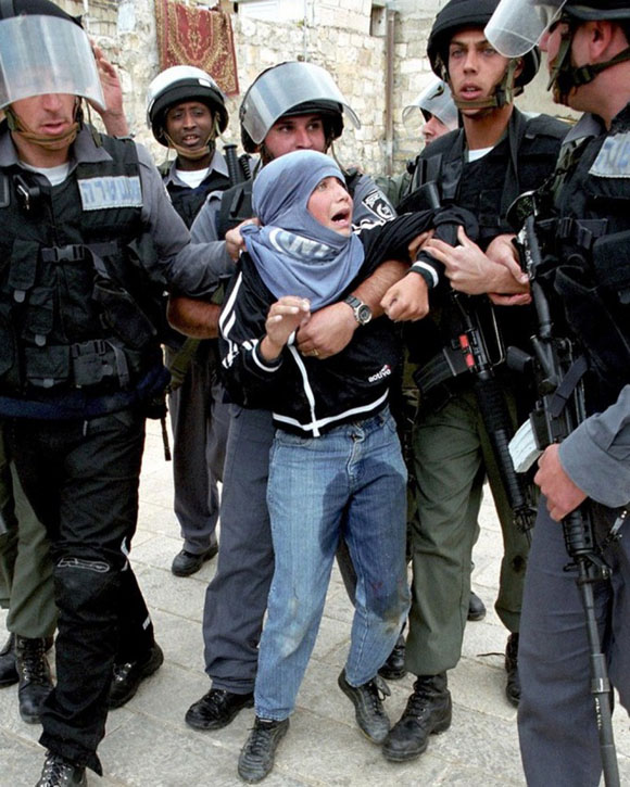 Octubre de 2001. Un grupo de soldados de la IDF retiene a un joven palestino después de la oración del viernes en la parte vieja de Jerusalén. El miedo atenaza al chico, que no ha podido evitar orinarse encima.