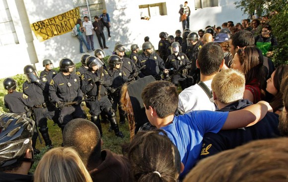 La policía agrede a los estudiantes de la Universidad de Berkeley. Foto: AP