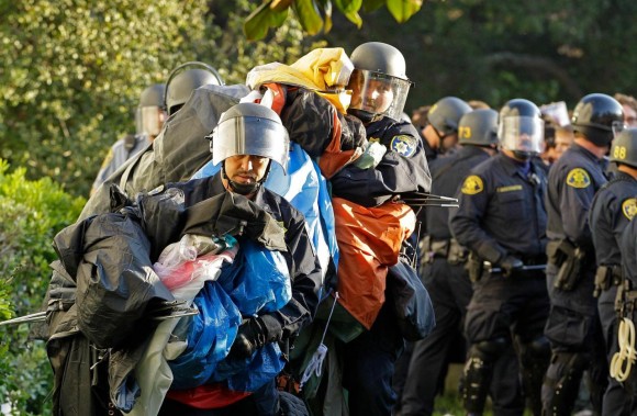 La policía desaloja a los estudiantes de la Universidad de Berkeley. Foto: AP