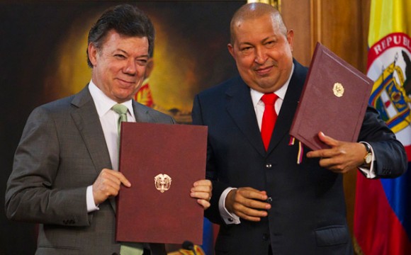 Juan Manuel Santos y Hugo Chávez en Caracas este lunes. Foto: Carlos García Rawlings / Reuters
