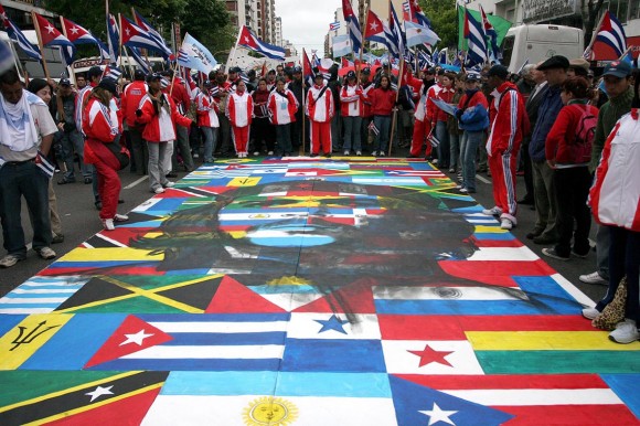 Jóvenes cubanos participaron en la Marcha de los Pueblos contra el ALCA en Mar del Plata en Noviembre de 2005