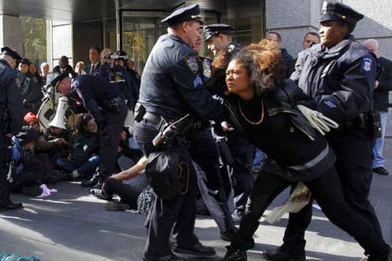 Mujer arrestada por la policía en Occupy Wall Street este jueves junto a 15 personas más. Foto: AP