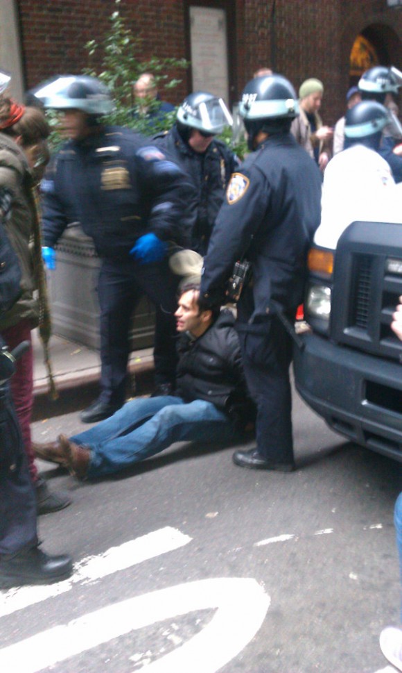 Keith Gessen, editor de la revista N +1, tirado al suelo por la policía. Foto: Twitter