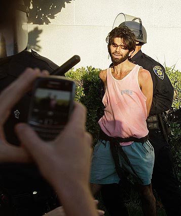 Un joven detenido. Foto: Los Angeles Times