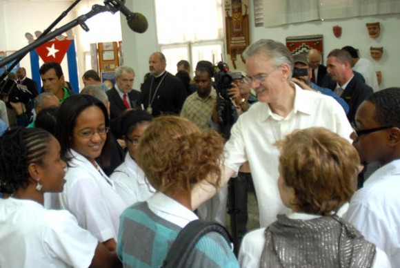 Michael Kinnamon (D), Secretario Nacional de Iglesias de Cristo de los Estados Unidos, conversa con estudiantes norteamericanos en  la Escuela Latinoamericana de Medicina (ELAM), en La Habana, el 29 de noviembre de 2011. AIN FOTO/Marcelino VAZQUEZ HERNANDEZ/sdl
