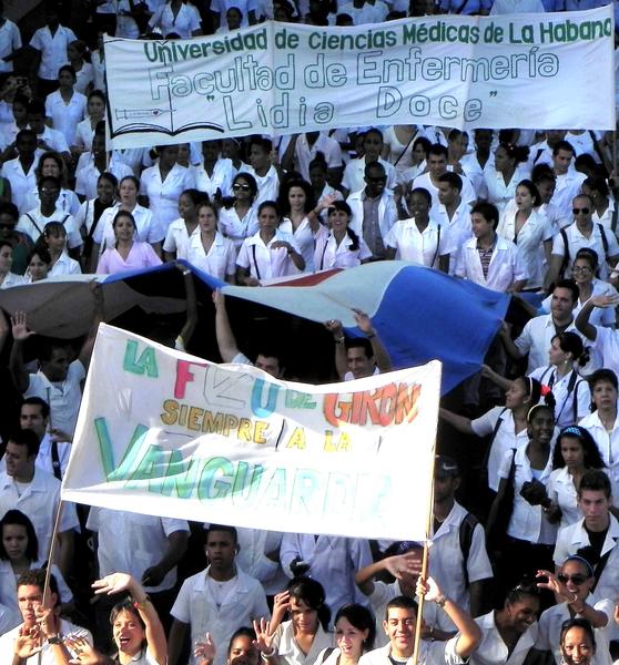Jóvenes cubanos marchan desde la Escalinata de la Universidad de La Habana hasta el Monumento a los Ocho Estudiantes de Medicina en la Punta, fusilados injustamente hace 140 años, en 1871, por el colonialismo español, en La Habana, Cuba, el 27 de noviembre de 2011. AIN FOTO/Tony HERNÁNDEZ MENA/
