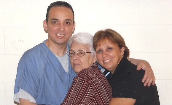 Antonio Guerrero con su mamá Mirtha y su hermana María Eugenia (Maruchi)