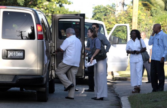 Carro de la sede diplomática de EEUU en La Habana traslada a los "independientes". Foto: Ismael Francisco