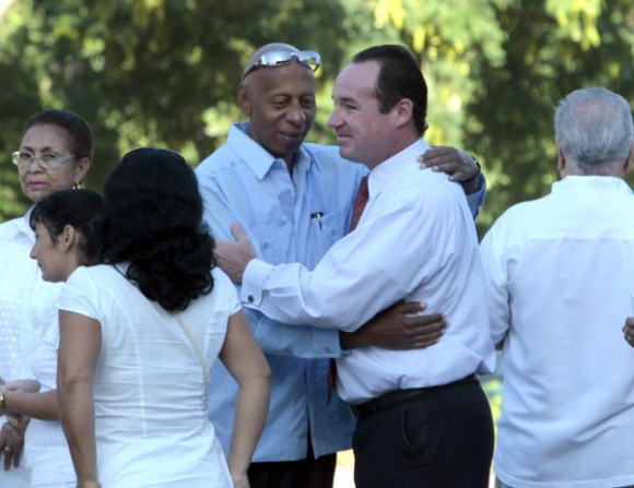 Funcionario de la SINA abraza a Guillermo Fariñas, Premio Sajarov, quien también recibe instrucciones de la embajada de EEUU en La Habana