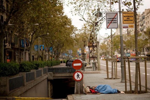 Un hombre duerme en el suelo en la fría mañana de las elecciones generales de España, el 20 de noviembre en Barcelona. (Foto: David Ramos / Getty Images)