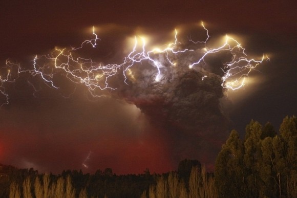 El Volcán Puyehue en Chile entra en erupción, provocando cancelaciones de tráfico aéreo en América del Sur, Nueva Zelanda, Australia y obligando a más de 3.000 personas a buscar refugio. (Reuters)