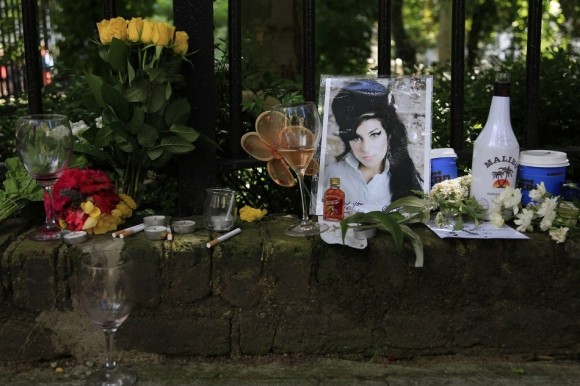 Flores y tributos se ven fuera de la casa de Amy Winehouse en Londres el 24 de julio. (Reuters / STEFAN Wermuth)