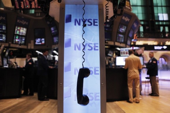 Un teléfono cuelga del gancho en Wall Street. (REUTERS / Lucas Jackson)