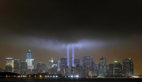 Dos luces salen de la antigua sede del World Trade Center brillan por el 10 º aniversario del 9 / 11. (Reuters / GARY HERSHORN)