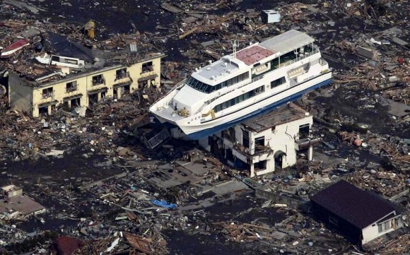 Este barco turístico, Hama Yuri, fue retirado 1.300 metros de la costa y de alguna manera se balanceaba en una casa de dos pisos durante el tsunami en Japón.