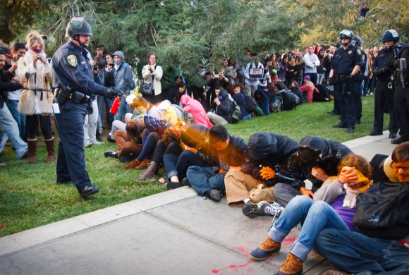 Un policía de Universidad de California en Davis baña a estudiantes durante una protesta pacífica de "Occupy UCD". (Jasna Hodzic)