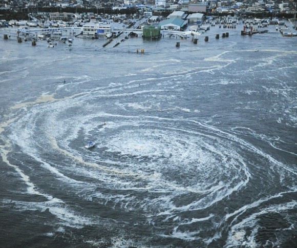 Un jacuzzi se forma en la costa japonesa tras el tsunami el 11 de marzo. (Reuters / Kyodo)