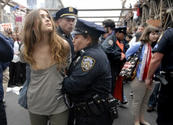 Más de 700 personas fueron arrestadas el 1 de octubre por ocupar y protestar en el puente de Brooklyn.