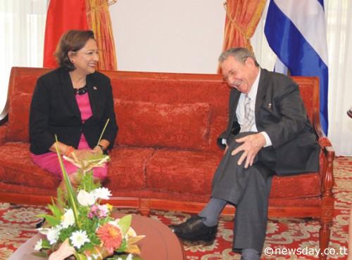 Raúl conversa con Kamla Persad-Bissessard, primera ministra de Trinidad y Tobago