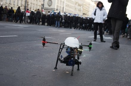 El RoboKopter 2.0 que usaron para grabar la manifestación en Varsovia lo ofrecen a unos 20.500 dólares.