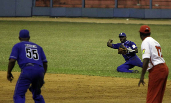 Excelente atrapada de Torriente en segunda base Foto: Ismael  Francisco/Cubadebate