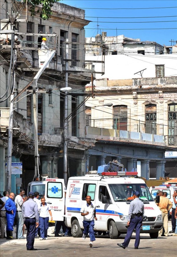 Tres muertos y seis heridos por el derrumbe de un edificio en La Habana. Foto: EFE