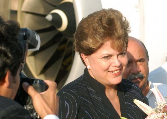 Dilma Rousseff, presidenta de la República Federativa del Brasil, a su llegada al Aeropuerto Internacional José Martí, en La Habana, el 30 de enero de 2012. La dignataria se encuentra en Cuba para cumplimentar una visita oficial.   AIN FOTO/Marcelino VÁZQUEZ HERNANDEZ/