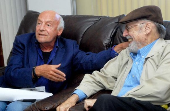 Eduardo Galeano (I), Escritor y Periodista uruguayo, fue recibido por Roberto Fernández Retamar (D), presidente de la "Casa de las Américas",  el 12 de enero de 2012, en el aeropuerto "José Martí" de La Habana  AIN FOTO/Oriol de la Cruz ATENCIO