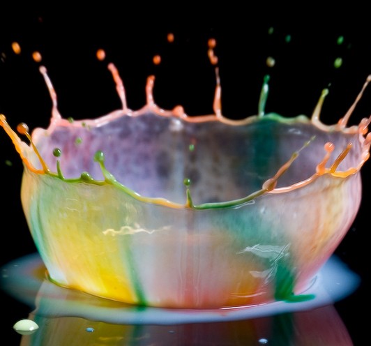Preciosa foto  del efecto que provoca una gota cayendo sobre agua de colores. (Fotografo: Breik)