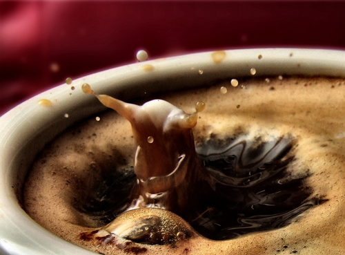 Un simple gota de café provoca toda una explosión invisible. (Fotografo: Inapond)