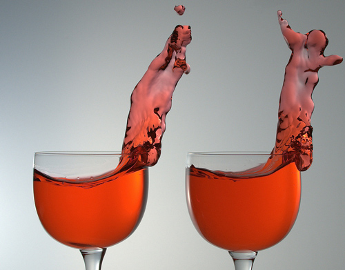 Un pequeño movimiento de las copas el vino provoca este efecto solo visible con este tipo de fotografías. (Fot0grafo: Scott)