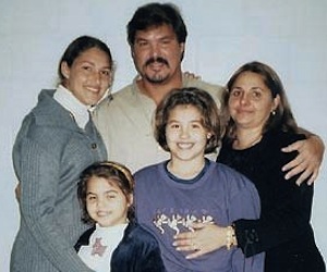 Ramon, sus hijas y su esposa, Elizabeth Palmeiro.