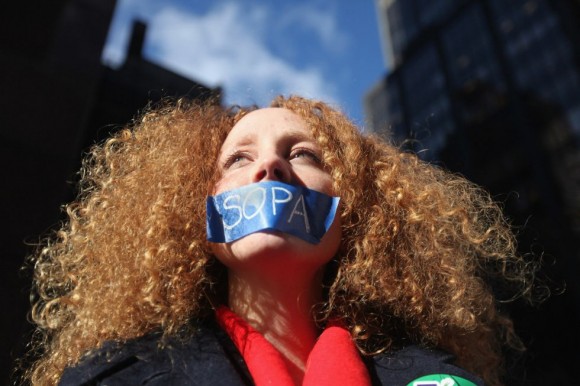 UNa mujer protesta contra las leyes antipiratería de EEUU. Mario Tama/AFP