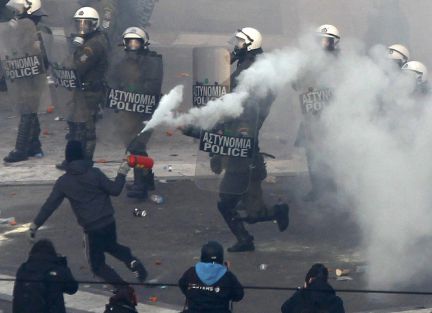 Arremeten contra manifestantes en Grecia. Foto: El País