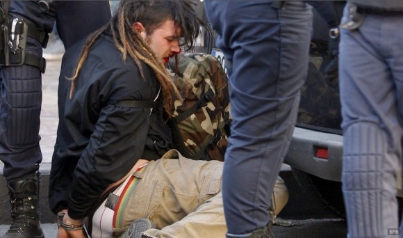 Brutal represión contra estudiantes en Valencia, España. Foto: Público