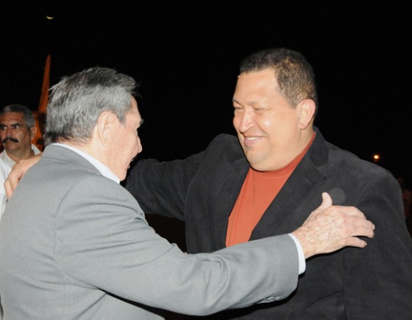 El presidente de la República Bolivariana de Venezuela Hugo Cghávez, fue recibido por el presidente cubanos Raúl Castro. Foto: Raúl Abreu
