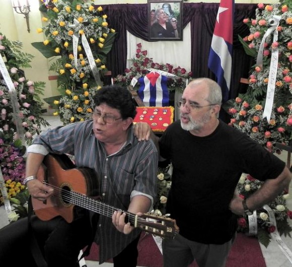 Augusto Blanca (I) y Pepe Ordaz, cantan ante las cenizas de la cantautora y fundadora de la nueva trova Sara González, expuestas en el Instituto Cubano de la Música, en La Habana, Cuba, el 2 de febrero de 2012. AIN FOTO/Tony HERNÁNDEZ MENA