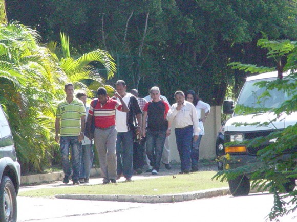 Fila india de conspiradores entrando a reunirse con los diplomáticos de Estados Unidos en La Habana este 22 de febrero de 2011. Foto: Blog Cambios en Cuba