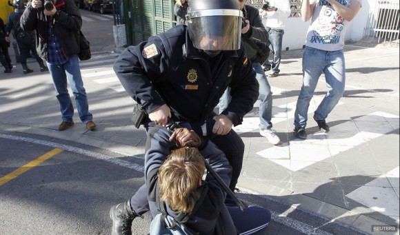 Golpiza a estudiantes en España