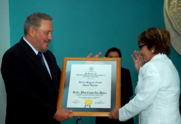 Elba Rosa Montoya (D), ministra de Ciencia Tecnología y Medio Ambiente, entregó el Titulo del grado de Dr. Honoris Causa en Ciencias Nucleares, al Dr. Fidel Castro Díaz-Balart (I), en el Colegio de “San Gerónimo”, en La Habana, Cuba, el 24 de marzo de 2012.   AIN FOTO/Oriol de la Cruz ATENCIO/