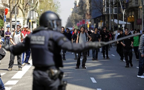 Huelga general en España: la policía detiene el avance de manifestantes en Barcelona. Foto: Manu Fernández, AP