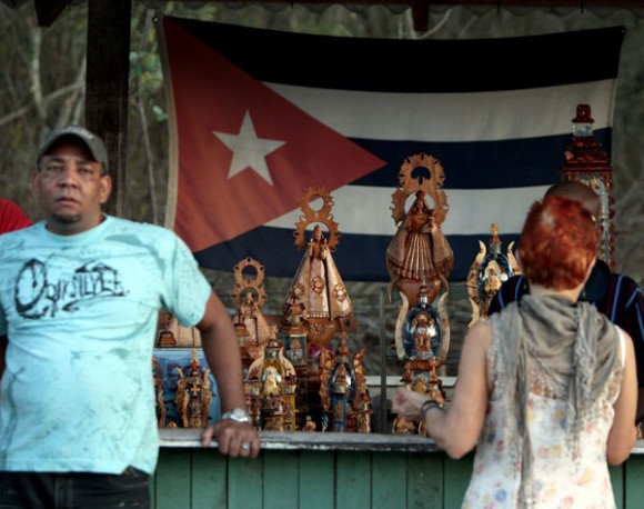 Imágenes de la Virgen de la Caridad del Cobre, patrona de Cuba, expuestas  para la venta en el poblado de El Cobre (Santiago de Cuba). Foto: Ismael Francisco/Cubadebate.