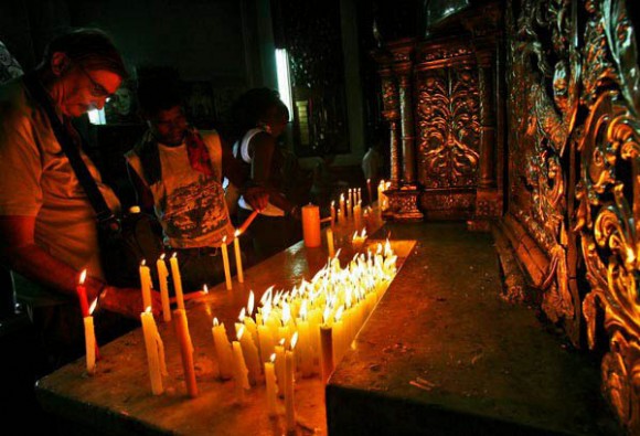 Muchas personas visitan el Santuario para enciender velas con oración especial de petición a la Virgen de la Caridad del Cobre para liberar de cosas malas. Foto: Ismael Francisco/Cubadebate.