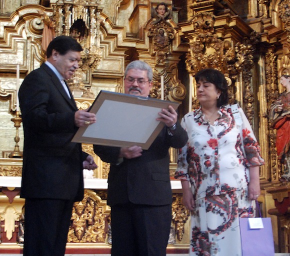 El embajador de Cuba en México, Manuel Aguilera de la Paz, recibió de manos del cardenal Norberto Rivera Carrera dos copias del documento, una para ser entregada al presidente de Cuba, y otra para ser conservada por la sede diplomática del país caribeño en México.