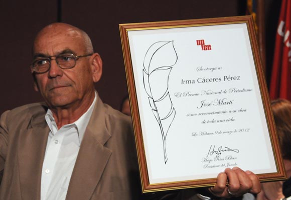 Esposo de Irma Cáceres, Juan Valdés, recoge el Premio José Martí. Foto: Ismael Francisco González