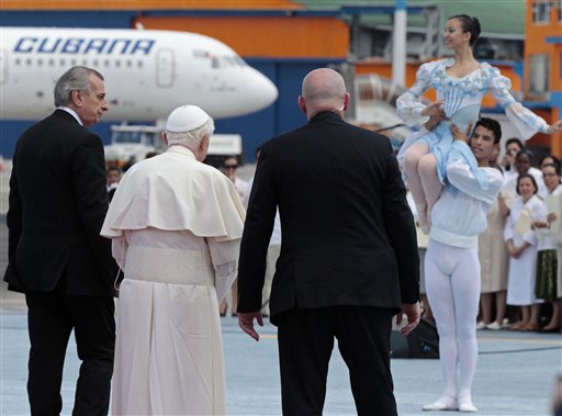 Jóvenes bailarines dan la bienvenida a Benedicto en el Aeropuerto  Internacional José Martí, de La Habana. Foto: Gregorio Borgia/ AP