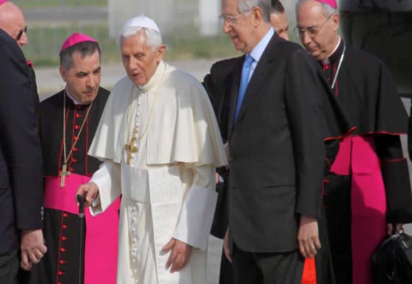 Benedicto XVI utilizó por primera vez un bastón en público para apoyarse al caminar. Fuente: EFE