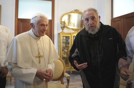 El Papa y Fidel Castro. Foto: Blog Cambios en Cuba vía Twitter
