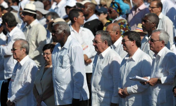 El General de Ejército Raúl Castro (tercero de der. a izq.), presidente de los Consejos de Estado y de Ministros de Cuba, junto a dirigentes del Partido y gobierno cubano, asiste a la Santa Misa, oficiada por el Papa Benedicto XVI, en la Plaza de la Revolución José Martí, en La Habana, Cuba, el 28 de marzo de 2012. AIN FOTO/ Marcelino VÁZUQEZ HERNÁNDEZ/