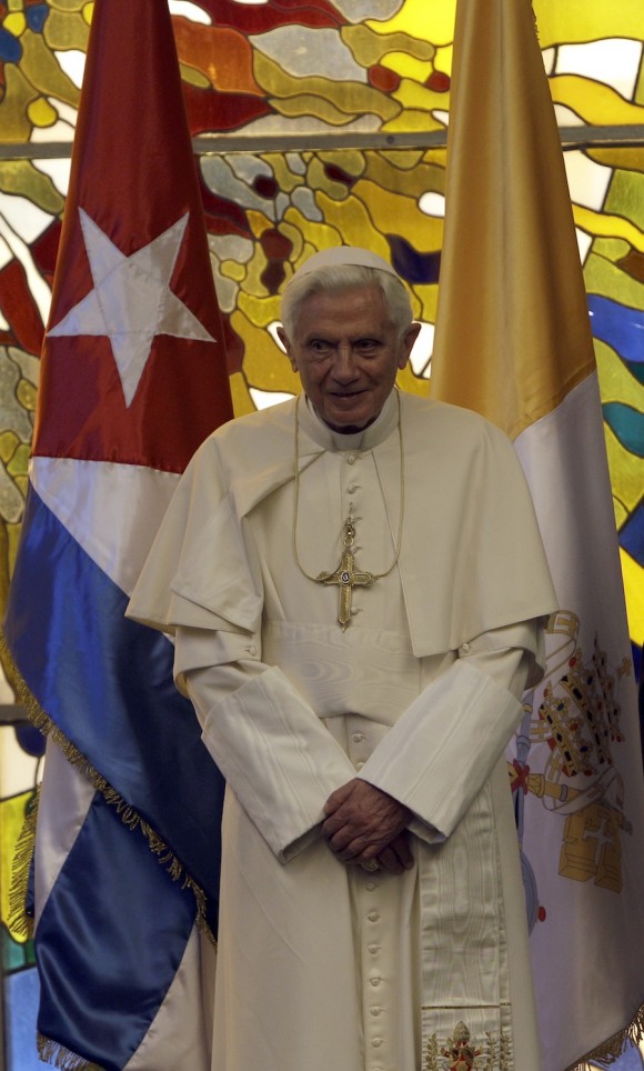 Raúl Castro recibe a Benedicto XVI en el Palacio de la Revolución. Foto: Ismael Francisco/ Cubadebate